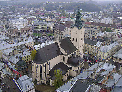 Vue de Lviv avec la Cathédrale catholique