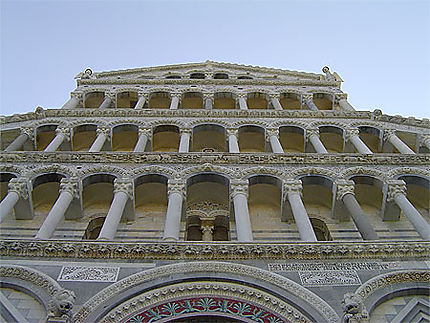 Façade d'église romano pisane