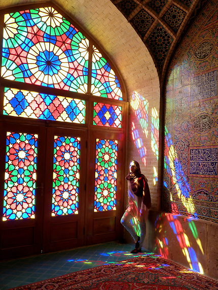 La belle iranienne dans la mosquée rose 