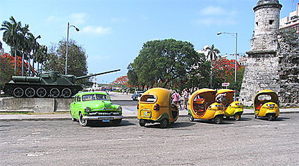 Taxi et cocotaxis bien protégés à La Havane