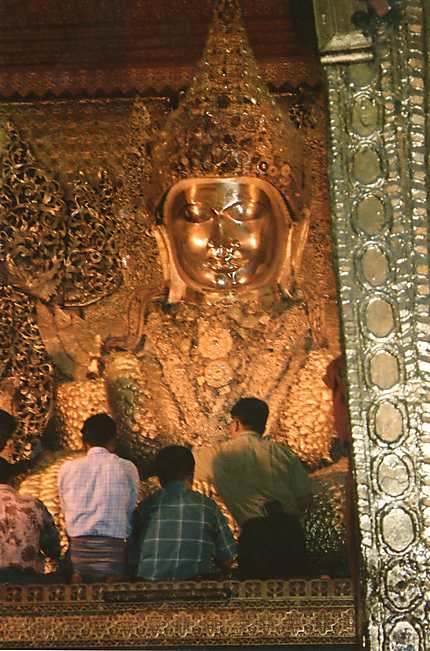 Mahamuni pagoda .