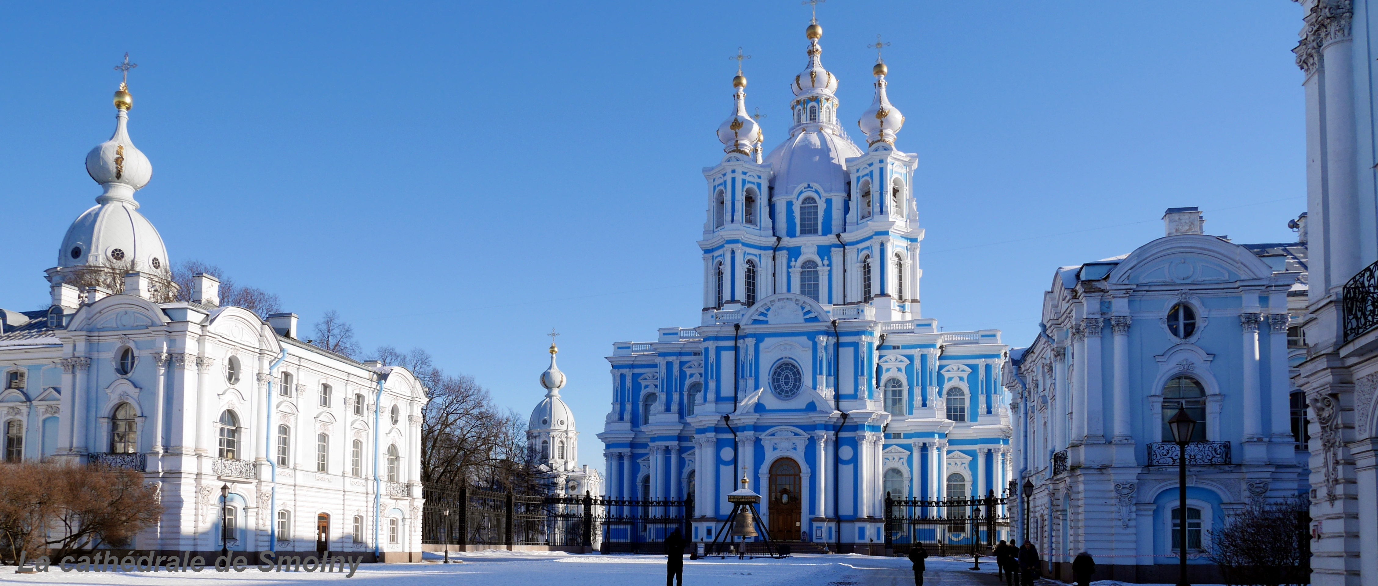 Cathédrale de Smolny sous la neige Cathédrale de Smolny sous la neige
