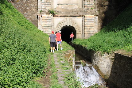 On entre sous la voute Vauban