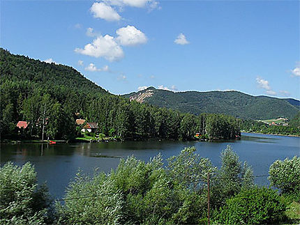 Rivière et collines slovaques