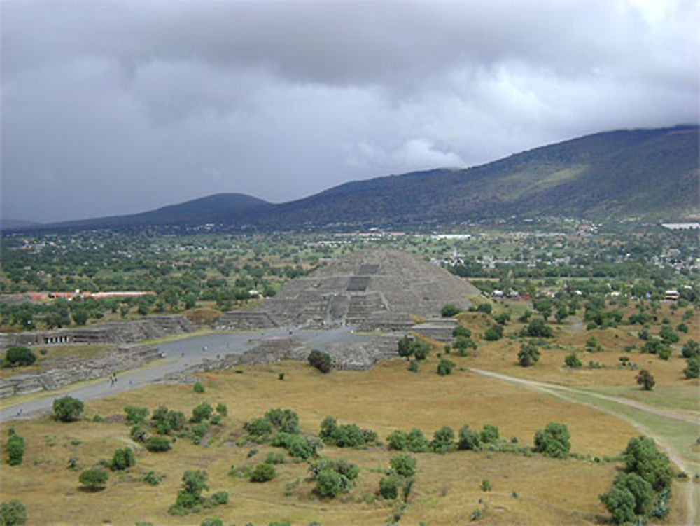 Vue de la Pyramide de la Lune