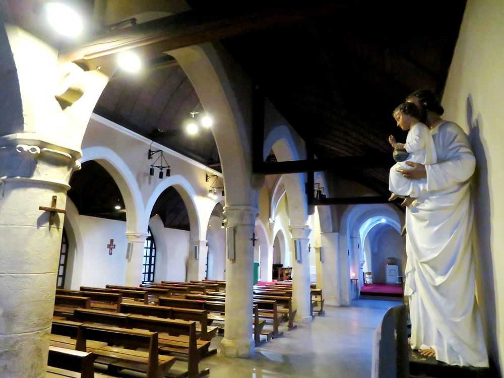 Intérieur de l'église Saint-Bernard de la Chapelle