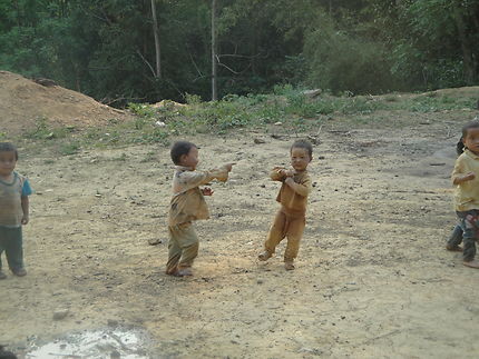 rencontre d'enfants jouant près d'un village :