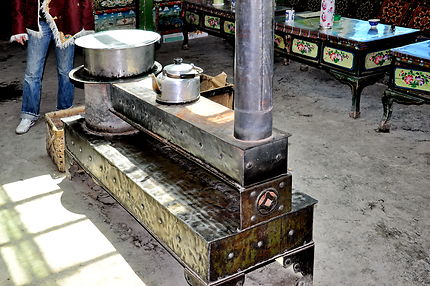 Cuisinière à bouse de yak