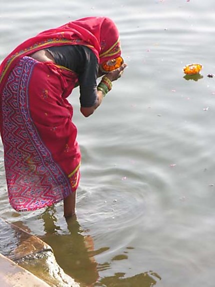 Prière dans le Gange