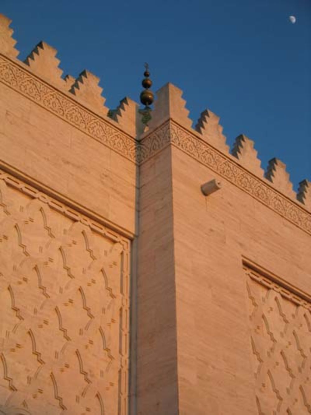 La mosquée et son croissant de lune