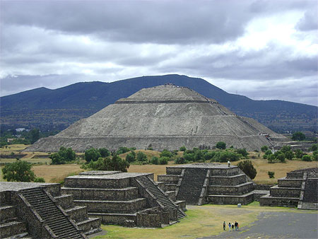 Vue de la Pyramide du Soleil Vue de la Pyramide du Soleil