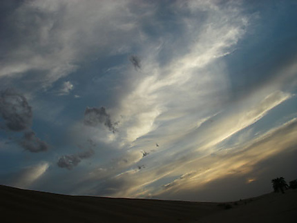Le jour faiblit sur la dune d'Azouega