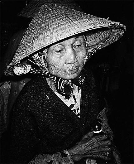 Vieille dame au marché d' Ho Chi Minh