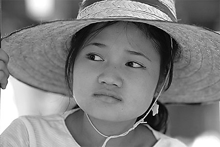 Lilie jeune fille birmane de la communauté karen