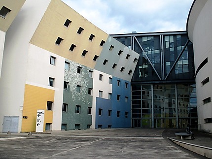 Immeubles modernes colorés