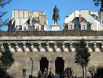 L'arrière de la statue d'Henri IV