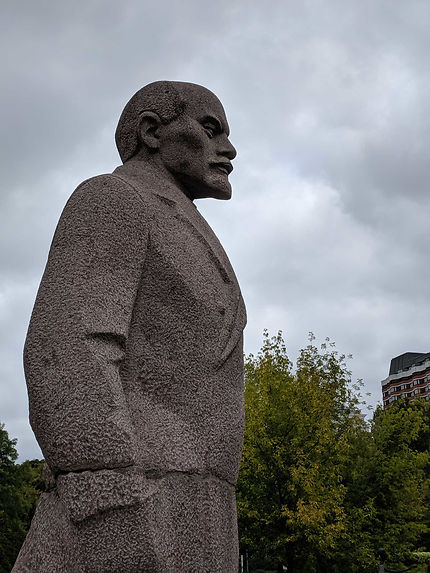 Statue de profil de Lénine