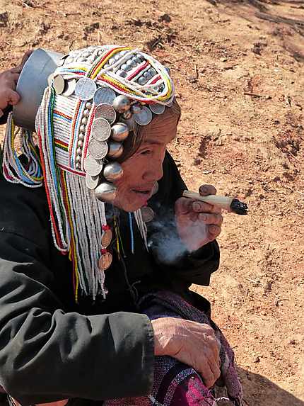 Grand-mère Akha en train de fumer 