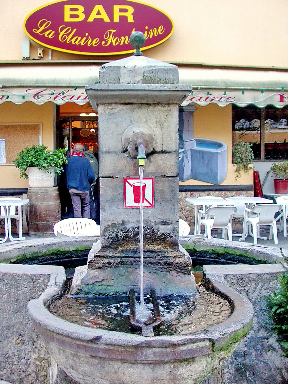 Bar profitant d'une fontaine non potable
