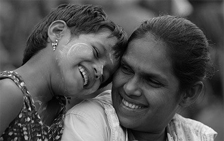 Enfant birmane d'origine indienne et sa mère