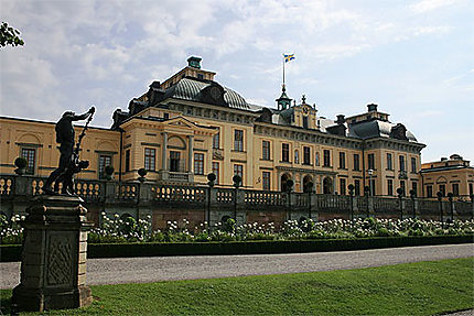 Vue du Drottningholm Slott depuis le jardin