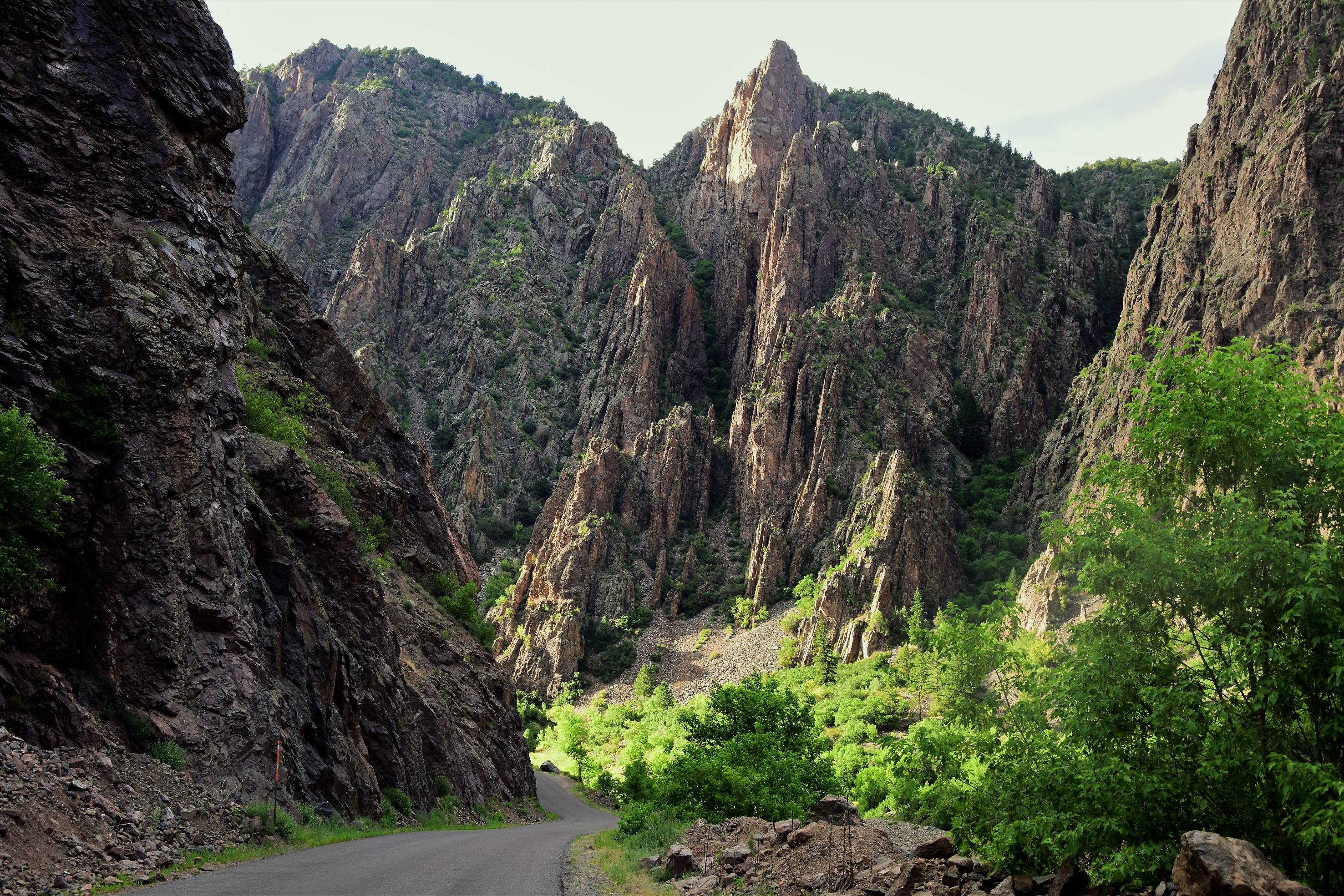Route dans le fond de Black canyon of the Gunnison Route dans le fond de Black canyon of the Gunnison