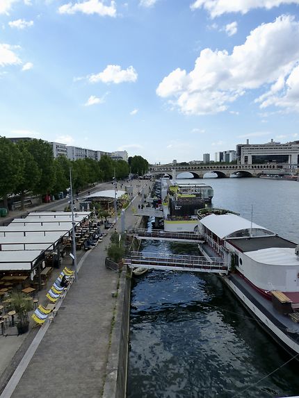 Vue des restaurants sur la Seine proches de BNF