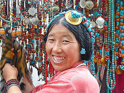 Jolie vendeuse tibétaine à Lhassa