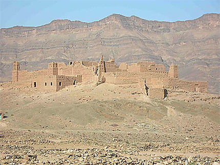 Vieilles kasbahs dans la vallée du Draâ