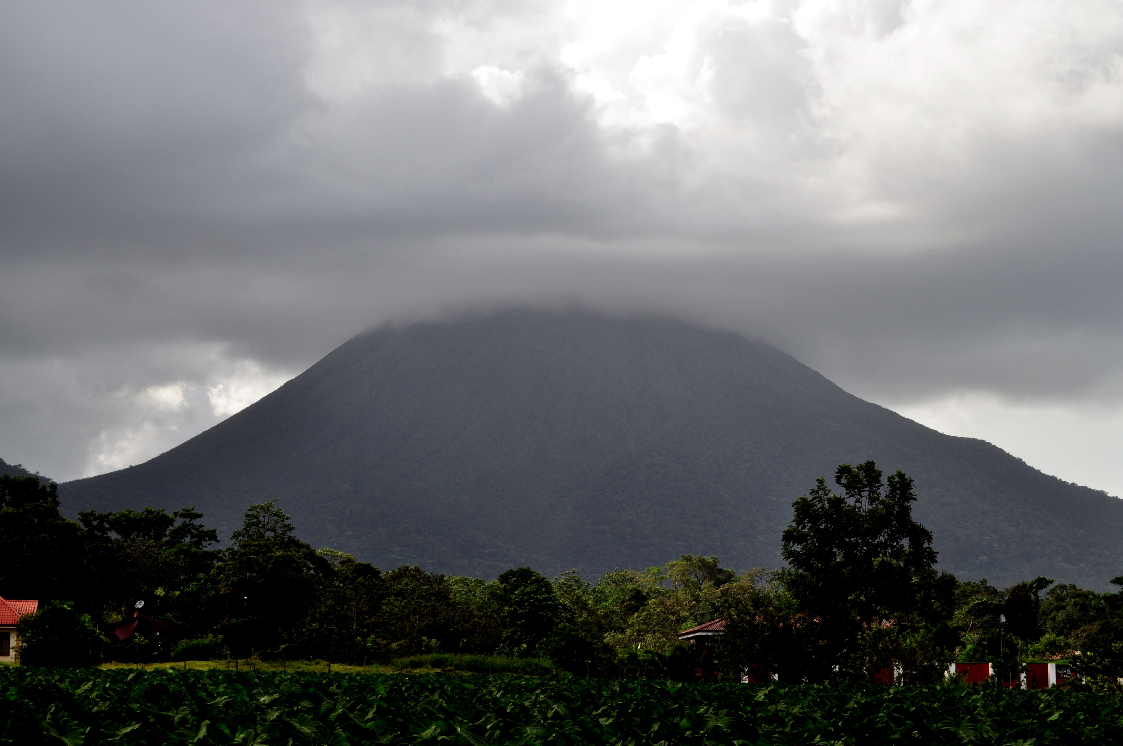 Le volcan Arenal dans les nuages
