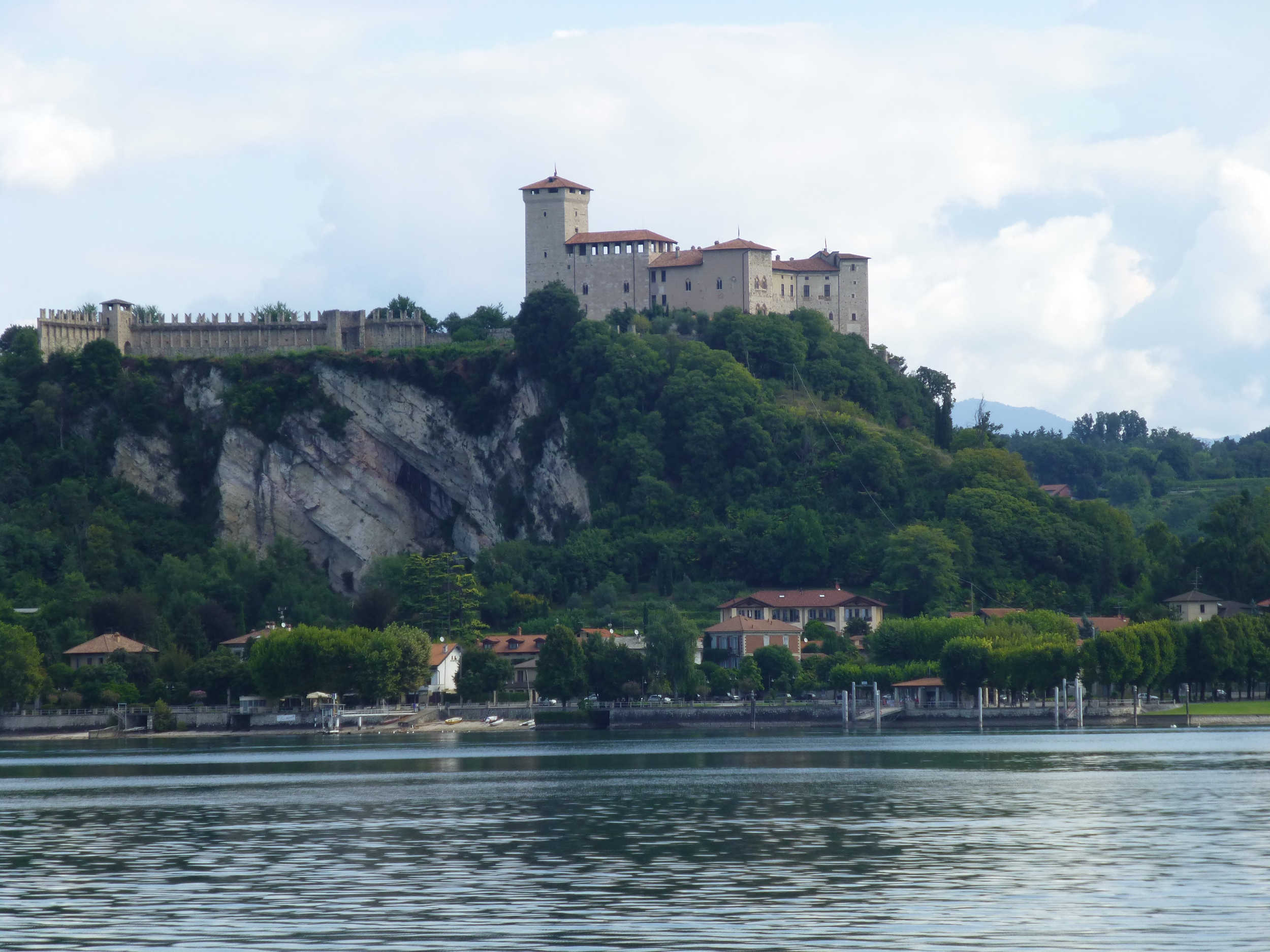 Château en face d'Arona Château en face d'Arona