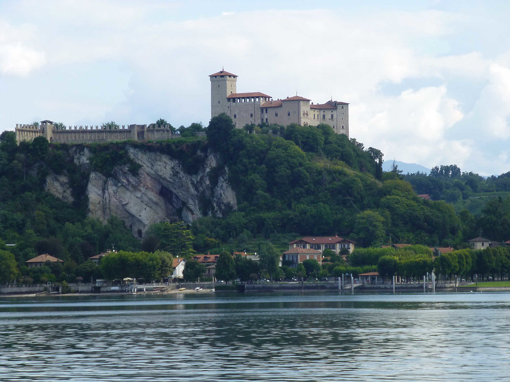 Château en face d'Arona