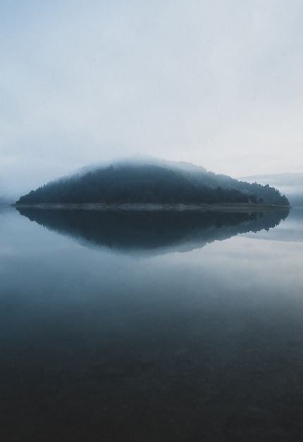 Réveil brumeux au bord du lac de Zaovine, Serbie