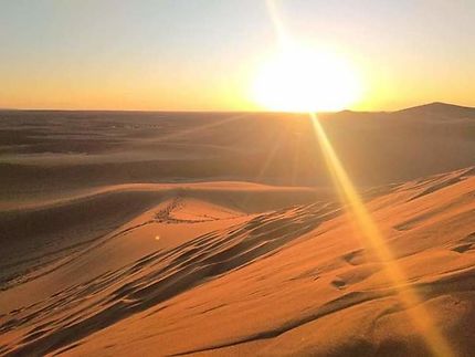 Lever de soleil dans le désert marocain 
