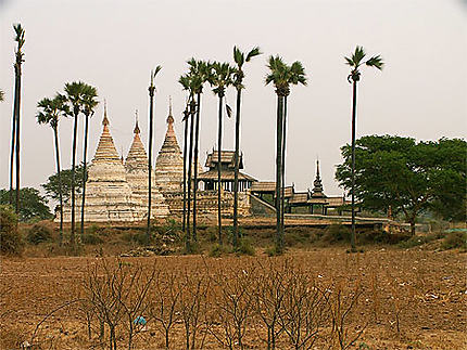Une des nombreuses pagodes du site de Bagan