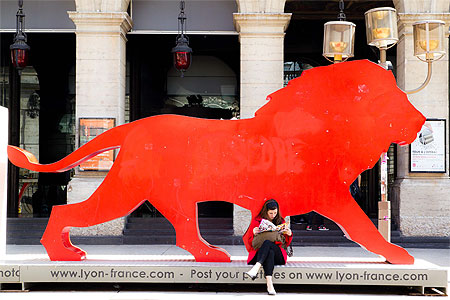 Lyon - Le lion rouge devant l'Opéra Lyon - Le lion rouge devant l'Opéra