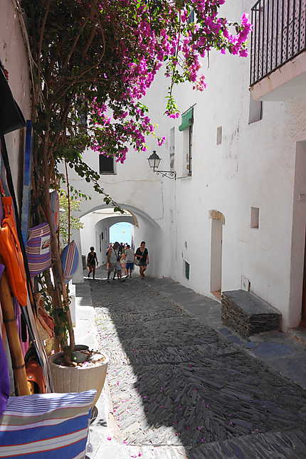 Petite rue en pente à Cadaqués