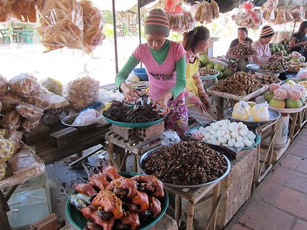 Stand de snacks en tout genre, au Vietnam