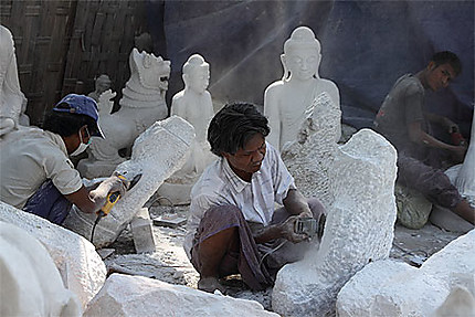Sculpteur de Bouddha sur marbre