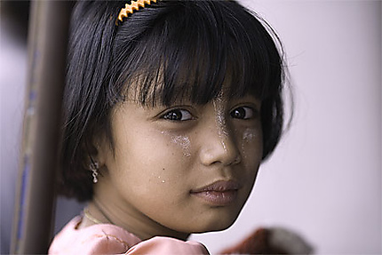 Jeune fille birmane de la communauté karen