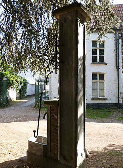 A l'entrée du béguinage