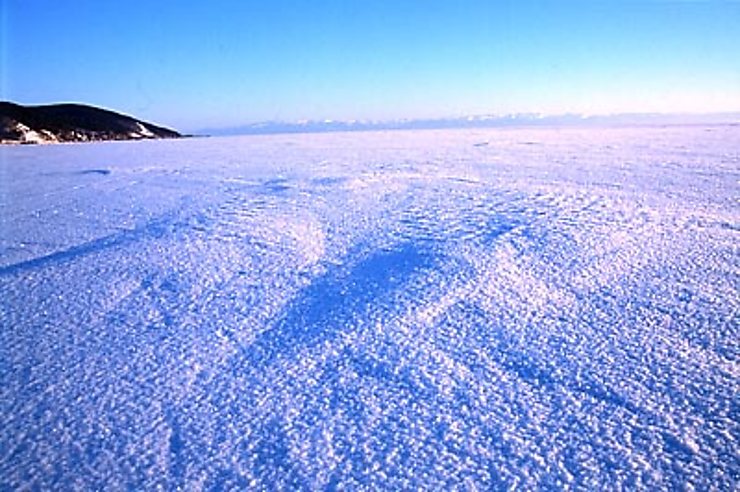 à Listvanska, pêche sur le lac gelé