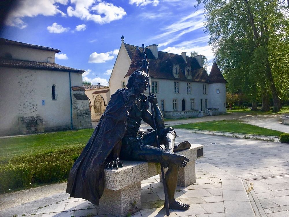 Statue d'un pèlerin de compostelle