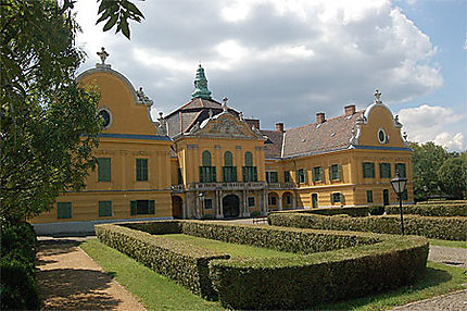 Le château Száraz-Rudnyánszky, en été