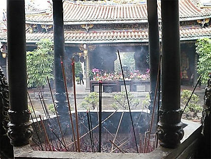 Encens au temple de Confucius
