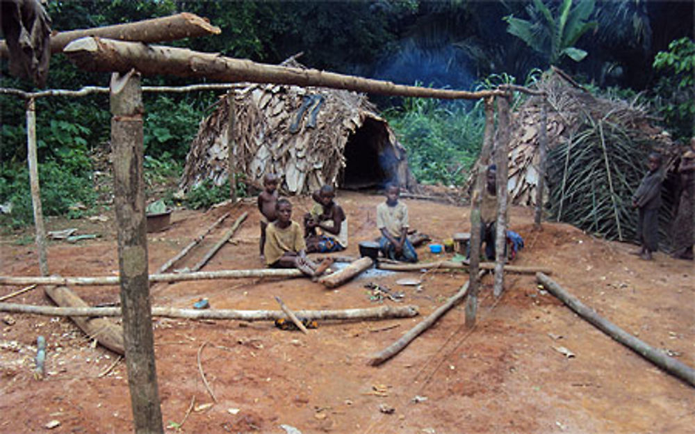 Enfants pygmés devant leurs huttes