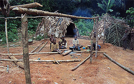 Enfants pygmés devant leurs huttes
