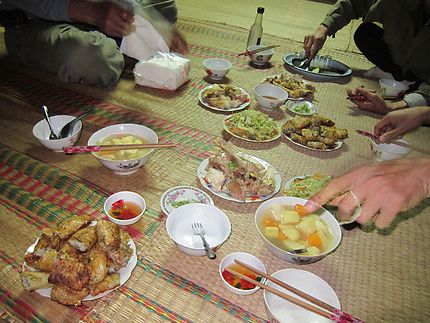 Repas convivial au Vietnam