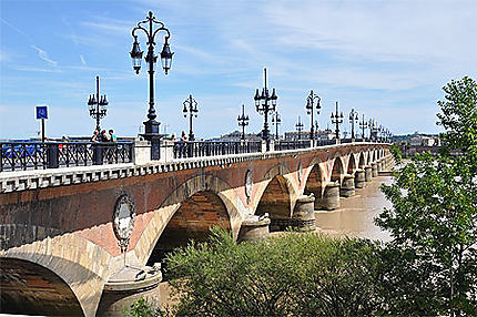 Le Pont de pierre ou, anciennement, le Pont Napoléon