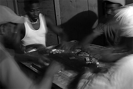 Jeunes Haitiens immigres en Republique Dominicaine se reunissant autour d'une partie de dominos